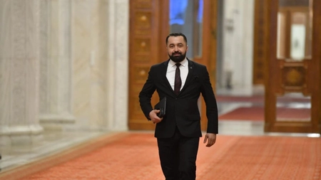 Premieră în Parlament! Cine este deputatul care poartă brățară electronică după ce și-a hărțuit fosta soție