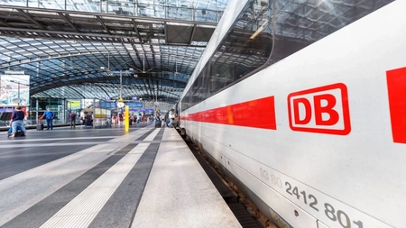 Un tren de marfă a plonjat de pe un pod în Germania. O persoană a fost grav rănită