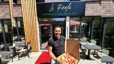 Nu mai există o astfel de pizzerie în Iași! Cosmin Arsene, care s-a întors din străinătate de câteva luni, se joacă în fiecare zi cu aluatul, chiar în fața clienților. „E vorba de pizza acrobatică”