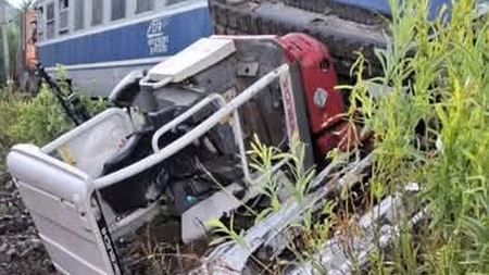Accident feroviar grav între Pojorâta și Mestecăniș: un excavator lovit de tren. O persoană a decedat