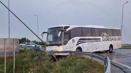 Autocar cu zeci de pasageri, inclusiv copii, implicat într-un accident în Satu Mare. Vehiculul a derapat și a lovit un parapet