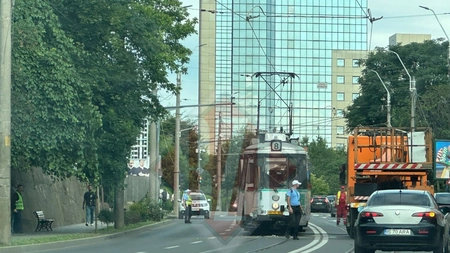 Un tramvai a deraiat după coliziunea cu o mașină de gunoi, pe strada Elena Doamna