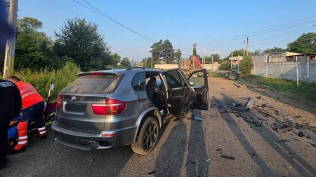Tragedie la Todirești! Un tânăr de 24 de ani a murit în coliziune dintre un BMW și un camion. Alți doi bărbați au fost răniți