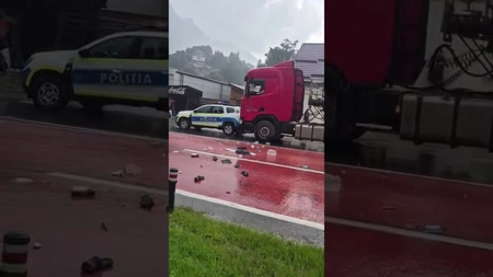 Mașină de Poliție, lovită de un TIR în Bușteni. Şoferul s-a baricadat în cabină și a fost scos de polițiști