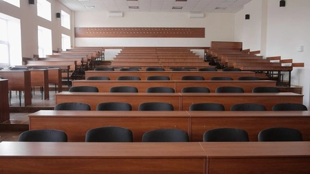 Tot mai mulți studenți aleg să nu se înscrie la master! Tinerii renunță la studii și merg direct la muncă. „Diploma de licență nu mă ajută cu absolut nimic”