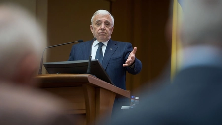 Mugur Isărescu îi răspunde lui Nicușor Dan: „România nu îndeplineşte niciun criteriu pentru trecerea la euro”