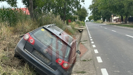 Accident în Valea Seacă. Un șofer începător a ajuns cu autoturismul în șanț din cauza unui câine