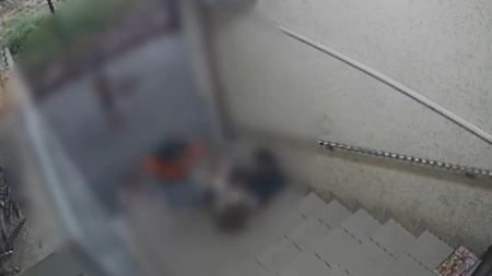 Femeie din Capitală, filmată cum bate un copil de 9 ani. Băiatul ar fi avut un conflict cu fiul ei