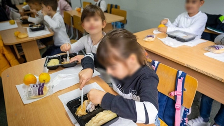 Primăria Coarnele Caprei caută firme care să livreze mâncarea elevilor și preșcolarilor! Contractul depășește 200.000 de lei