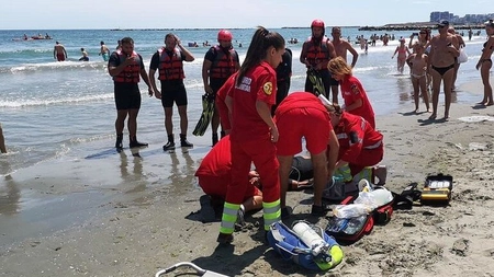 Un turist de 56 de ani a murit după ce s-a prăbușit în apă, în Mamaia