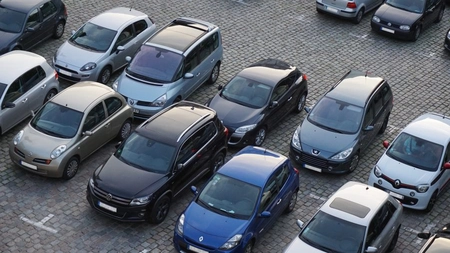 Parcare gratis cu mașina personală, pe acte de serviciu. Procurorii acuză doi foști șefi ai Poliției