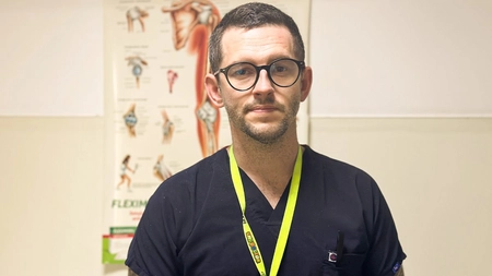 Povestea lui George Enescu, tânărul chirurg din Iași care a studiat în străinătate, dar a ales să se întoarcă acasă. „Pregătirea lor este net superioară”