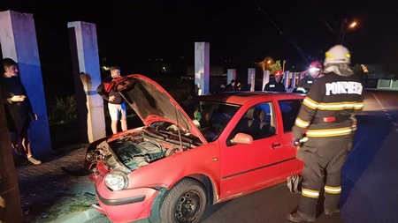 Accident rutier în Târgu Frumos. Un autoturism a intrat într-un stâlp
