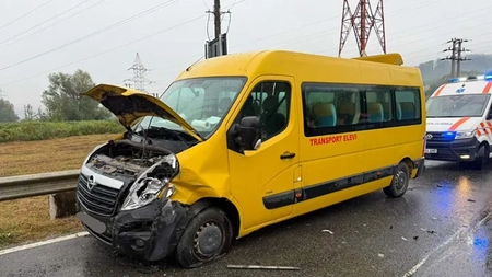 Accident pe DN 1H, între Jibou și Var! Un microbuz școlar, un autoturism și un camion au fost implicate