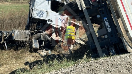 Accident grav în Lețcani! Un camion s-a răsturnat peste un autoturism. Un bărbat a murit! În mașină se afla și un scaun de copil - UPDATE