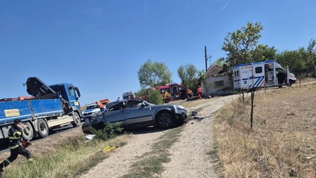 Accident rutier grav în Timiș! Două persoane au rămas încarcerate!