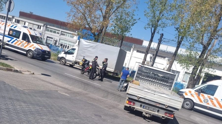 Accident la intrarea în Tomești. O autoutilitară și o motocicletă au fost implicate