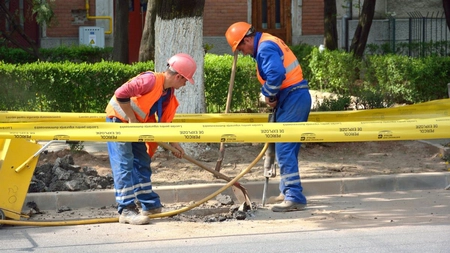 Conductă de gaz avariată în apropierea Liceului „Miron Costin” din Iași. Pompierii intervin la fața locului