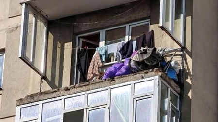 La un pas de tragedie! Un balcon s-a prăbușit de la etajul 7 al unul bloc din Capitală! O mașină a fost avariată!