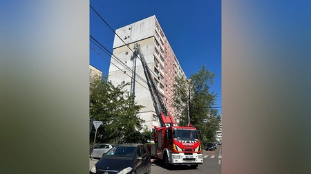 Intervenție a pompierilor pe bulevardul Dacia din Iași. O tablă desprinsă de pe acoperișul unui bloc, pericol pentru trecători