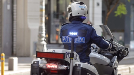 Un polițist pe motocicletă a intrat într-un autoturism, în București! Agentul se afla în timpul programului de muncă!