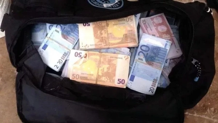 Vama Otopeni a vrut să restituie 700.000 € unui pasager din Dubai, dar în sac a găsit doar o bancnotă și maculatură
