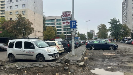 Condiții jalnice într-o parcare cu taxă din Iași! Șoferii plătesc 7 lei pe oră ca să își lase mașinile în mocirlă