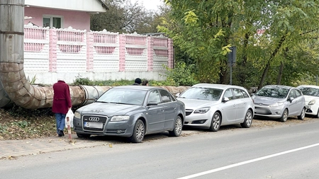 Scandal între șoferi și localnicii de pe aleea Tudor Neculai! Polițiștii sunt chemați zilnic din cauza trotuarului blocat: „Cineva o să spargă un parbriz”