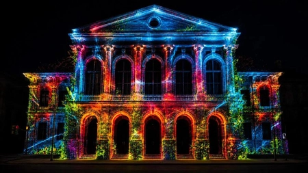 Fațada unei clădiri istorice din Iași devine ecran pentru un spectacol de lumină și culoare! Când și unde are loc „Light Fragments”