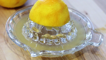 Sucul de <em class='ep-highlight'>lamaie</em> poate ajuta in tratamentul gutei. Iata cum trebuie folosit