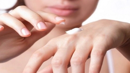 Cum să îngrijiți corect mâinile uscate pe timpul iernii