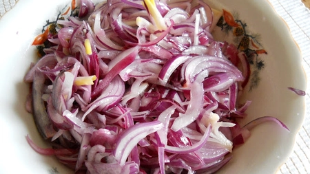 <em class='ep-highlight'>Salata</em> de ceapa rosie sau medicamentul perfect