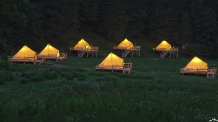 Glamping, conceptul de camping adorat de turistii care ne viziteaza. Pretul unui cort