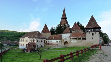 Satul cu cea mai mare biserica fortificata din Mures, salvat din izolare
