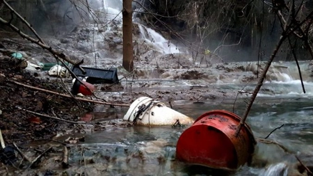 Una dintre cele mai frumoase cascade din Romania, a ajuns o groapa de gunoi - VIDEO