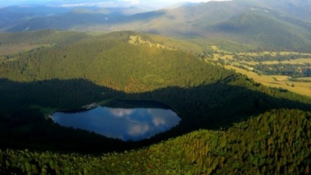 STIATI ca doua fisuri din zona lacului Sfanta Ana PREVESTESC vremea?