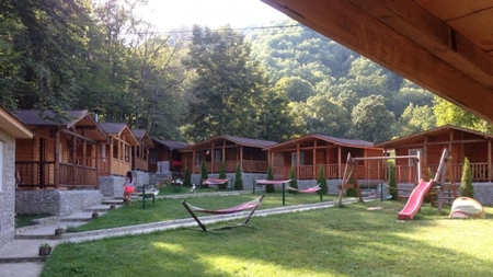 Complexul Turistic Căsuţele pescarilor de la Mraconia – Eşelniţa