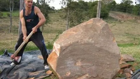 A luat toporul si a inceput sa dea cu sete timp de patru ore in acest bolovan urias. Multi au crezut ca isi varsa frustrarile, dar au ramas ULUITI cand au vazut ce a facut - FOTO