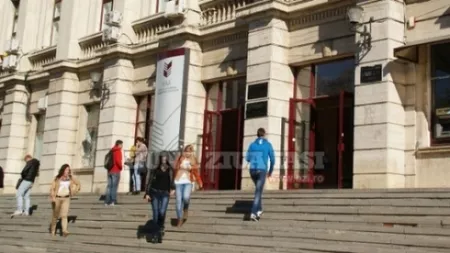 Studenti disperati plang la usa unui reputat profesor de la Universitatea 