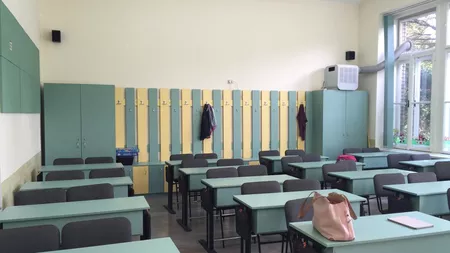 O profesoară și-a scos elevii din clasă pentru a rămâne singură! Unul dintre elevi a filmat-o prin geamul ușii. Ce a vazut