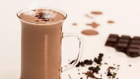 Ingrediente pentru ciocolată caldă făcută în casă