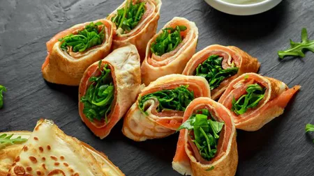 Aperitiv pentru pofticioşi: clătite cu bacon, rucola şi smântână