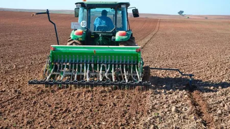 În plină criză a coronavirusului, marii fermieri din județ au început campania agricolă. 