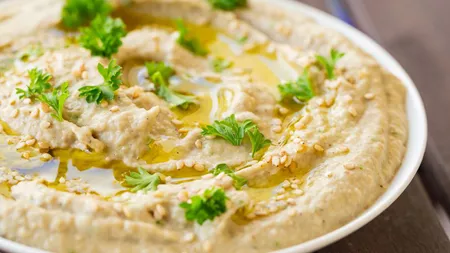 Hummus cu pastă de susan, vinete coapte şi usturoi