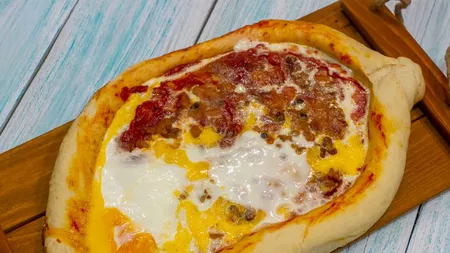 Pizza turcească cu umplutură de brânză, carne şi ouă