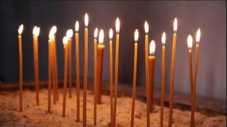 Ritualul aprinderii celor 33 de lumânări. Ce spune preotul de la acea biserică