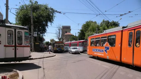 Două firme vor să prindă un contract de 680.000 de euro! Trebuie să facă curățenie în autobuze și tramvaie