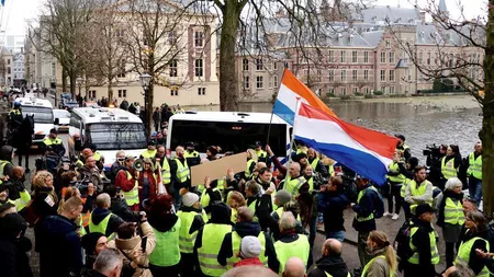 Proteste împotriva restricţiilor COVID în Olanda! Zeci de protestatari au fost arestaţi