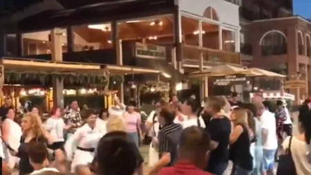 Zeci de petrecăreți din Mamaia au uitat de distanțare și au încins o horă! - VIDEO