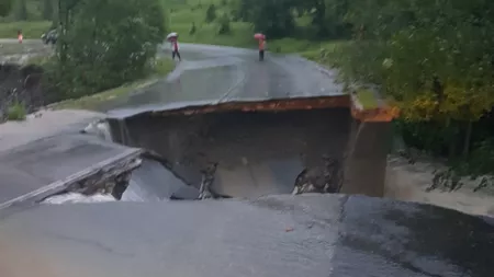 Inundaţiile fac ravagii în România! Un Drum Naţional s-a surpat în judeţul Hunedoara